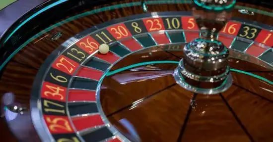 Filipino sports fan checking live basketball betting odds on gme777 mobile app